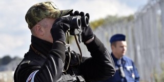 Több mint száz határsértőt tartóztattak föl a hétvégén