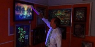 Uv-fénnyel megvilágított alkotásokat állítanak ki