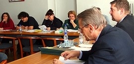 Sarkukra álltak, kérdeztek: hol a pénz? Sarkukra álltak, kérdeztek: hol a pénz?