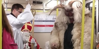 Feltűnt az első busó: egy pappal és a pápával kapták lencsevégre a földalattin Feltűnt az első busó: egy pappal és a pápával kapták lencsevégre a földalattin
