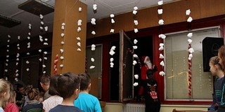 Darus létrán érkezett a Mikulás a tűzoltókhoz Darus létrán érkezett a Mikulás a tűzoltókhoz