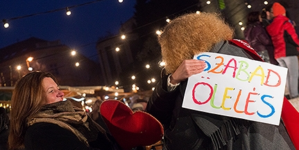 Meglepetés a Széchenyi téren: adventi, nagy ölelést kapott mindenki Meglepetés a Széchenyi téren: adventi, nagy ölelést kapott mindenki