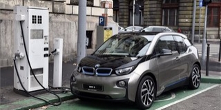 Átadták az első támogatott elektromos autót Átadták az első támogatott elektromos autót