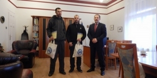 Ők fogták el a pécsi táskatolvajt! A rendőrkapitány megköszönte a két férfinek Ők fogták el a pécsi táskatolvajt! A rendőrkapitány megköszönte a két férfinek