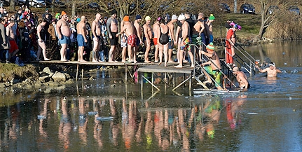 Csaknem ötvenen mártóztak meg az év első napján a jeges Pécsi-tóban
