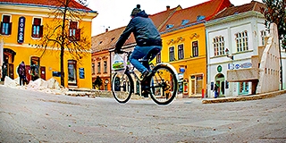 Majdnem kész: ha enyhül a hideg, néhány nap alatt befejezik a Jókai tér felújítását