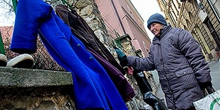 Szívmelengető kezdeményezés a fagyos napokon: kabátot is adnak a rászorulókra Szívmelengető kezdeményezés a fagyos napokon: kabátot is adnak a rászorulókra