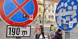 Egyes jelzőtáblákat további jelzésekkel, feliratokkal egészítenek ki ismeretlenek Egyes jelzőtáblákat további jelzésekkel, feliratokkal egészítenek ki ismeretlenek