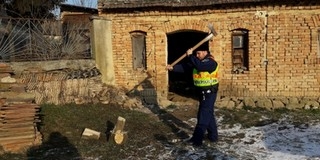 Rendőrök hasogatták a tűzifát az idős asszonyoknak Rendőrök hasogatták a tűzifát az idős asszonyoknak