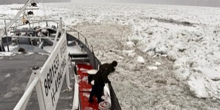 Magyar jégtörők küzdenek centiről-centire a jégtorlaszokkal a Dunán Mohácstól délre Magyar jégtörők küzdenek centiről-centire a jégtorlaszokkal a Dunán Mohácstól délre