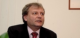 EKF: eldőlt, Pestről irányítanak