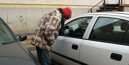 Kőbunkó kéregetők zaklatják a parkolóhelyet kereső autósokat a belvárosban