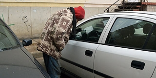 Kőbunkó kéregetők zaklatják a parkolóhelyet kereső autósokat a belvárosban Kőbunkó kéregetők zaklatják a parkolóhelyet kereső autósokat a belvárosban