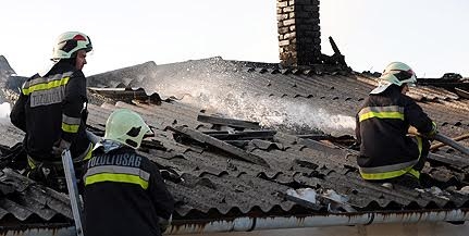 Halálos tűz: egy elszenesedett holttestet találtak a tűzoltók a romok között