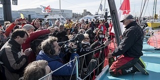 Kollár Lajos több száz szurkolóval együtt várta a célnál a földkerülő versenyt befejező Fa Nándort