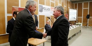 Idén Wéber Árpád építőmérnök vehette át a polgármestertől a Breuer Marcell-díjat Idén Wéber Árpád építőmérnök vehette át a polgármestertől a Breuer Marcell-díjat