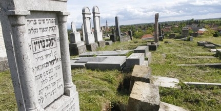Több mint száz síremléket gyaláztak meg
