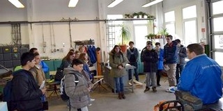 Diákok ismerkedtek a villamos szakmával a Tettyénél Diákok ismerkedtek a villamos szakmával a Tettyénél