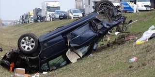 Lesodródott a sztrádáról, többször megpördült