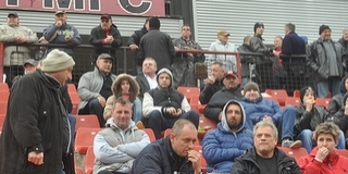 A futball rabjai: a drukkerek jelentős része a harmadik vonalban is kitart a PMFC mellett A futball rabjai: a drukkerek jelentős része a harmadik vonalban is kitart a PMFC mellett