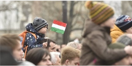 Felvonták a nemzeti lobogót az Országház előtt Felvonták a nemzeti lobogót az Országház előtt