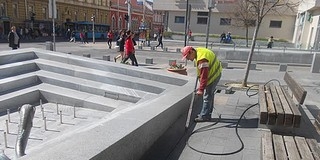 Víznyelőket és szökőkutakat tisztítanak a belvárosban Víznyelőket és szökőkutakat tisztítanak a belvárosban
