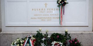 Koszorút helyeztek el Puskás Ferenc sírjánál Koszorút helyeztek el Puskás Ferenc sírjánál