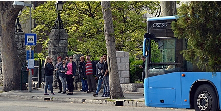 Légiriadó! Madarak bombázzák a buszmegállót - és persze az ott várakozó utasokat
