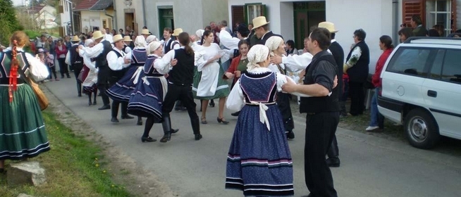 Emmausz-járás: a bólyiak mellett szerte Baranyában benépesülnek a pincék hétfőn