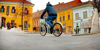 Szerencsére csak kamu, hogy ismét feltúrják a Jókai teret, senki nem nyúl a kövezethez Szerencsére csak kamu, hogy ismét feltúrják a Jókai teret, senki nem nyúl a kövezethez