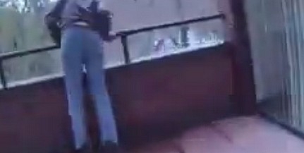 Nem semmi! Ugrani készülő férfit kapott el a rendőr - Videó