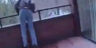 Nem semmi! Ugrani készülő férfit kapott el a rendőr - Videó