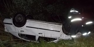 Lángoló fabódéhoz, fejreállt autóhoz mentek a tűzoltók Lángoló fabódéhoz, fejreállt autóhoz mentek a tűzoltók