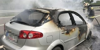 A pályán gyulladt ki egy autó, egy másik motorossal ütközött A pályán gyulladt ki egy autó, egy másik motorossal ütközött