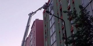 Hatalmas darut is bevetettek a tűzoltók Kertvárosban - Videó Hatalmas darut is bevetettek a tűzoltók Kertvárosban - Videó
