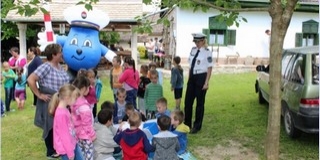 Rendőrök adtak tájékoztatást óvodásoknak, iskolásoknak Rendőrök adtak tájékoztatást óvodásoknak, iskolásoknak