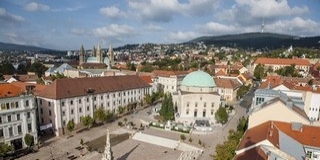 Városnéző sétát tartanak idegenvezetővel Városnéző sétát tartanak idegenvezetővel