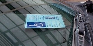 Egy férfi halott apja rokkantkártyájával akart parkolni Egy férfi halott apja rokkantkártyájával akart parkolni