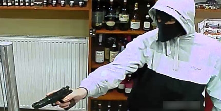 Pisztollyal rabolt ki egy dohányboltot egy maszkos férfi Pécsett Pisztollyal rabolt ki egy dohányboltot egy maszkos férfi Pécsett