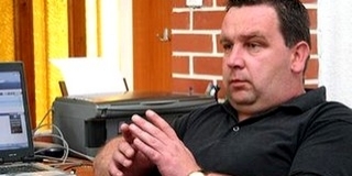 Kiakadtak a romák, állítólag jól elverték Mali Zoltánt, még most is áll a bál a faluban