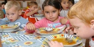Már igényelhetik a jegyzőnél a szülők a gyerekek nyári, ingyenes étkeztetését Már igényelhetik a jegyzőnél a szülők a gyerekek nyári, ingyenes étkeztetését