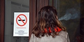Csökkent a dohányosok száma a fiatalok körében is Csökkent a dohányosok száma a fiatalok körében is