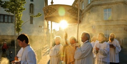 Az Eucharisztiában élő Krisztust ünneplik a katolikusok