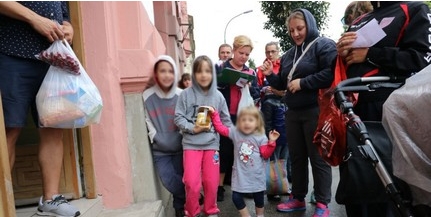 Zuhogó esőben is több százan álltak sorba élelemért Zuhogó esőben is több százan álltak sorba élelemért