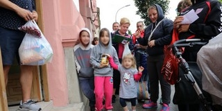 Zuhogó esőben is több százan álltak sorba élelemért