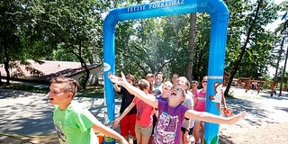 Vízpárás kapu hűsíti a mecseki állatkert vendégeit Vízpárás kapu hűsíti a mecseki állatkert vendégeit