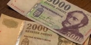 Hétfőig lehet fizetni a régi 2000 és 5000 forintosokkal Hétfőig lehet fizetni a régi 2000 és 5000 forintosokkal