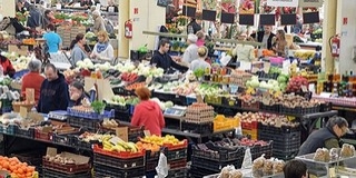 Újra divat lett a piacozás, rendre több tízezer vásárló válogat a termékek között Újra divat lett a piacozás, rendre több tízezer vásárló válogat a termékek között