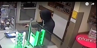 Hát nem már megint kiraboltak egy dohányboltot?! Ráadásul ugyanazt, másodszor Hát nem már megint kiraboltak egy dohányboltot?! Ráadásul ugyanazt, másodszor