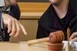 Savval öntött le egy hangosan szórakozó társaságot Savval öntött le egy hangosan szórakozó társaságot